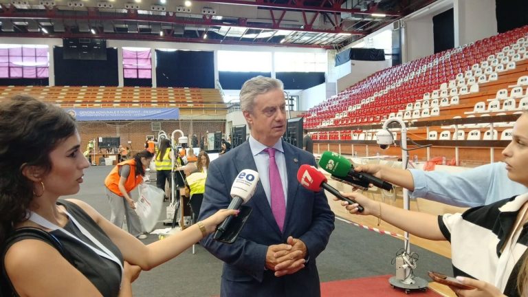 Ambasadori britanik nga QKN: Partitë të bëhen bashkë për të formuar institucionet