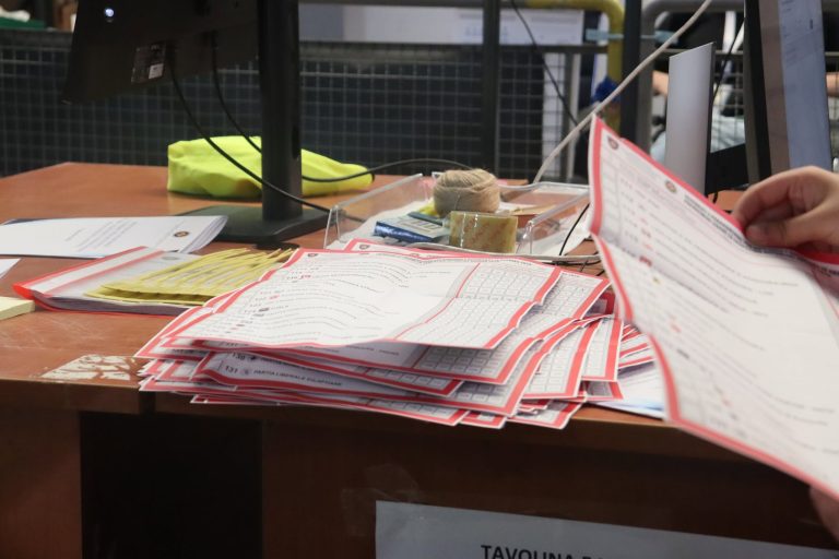 Përfundon verifikimi dhe numërimi në 35 QKN, fillon numërimi i fletëvotimeve nga votimi në 30 përfaqësi diplomatike