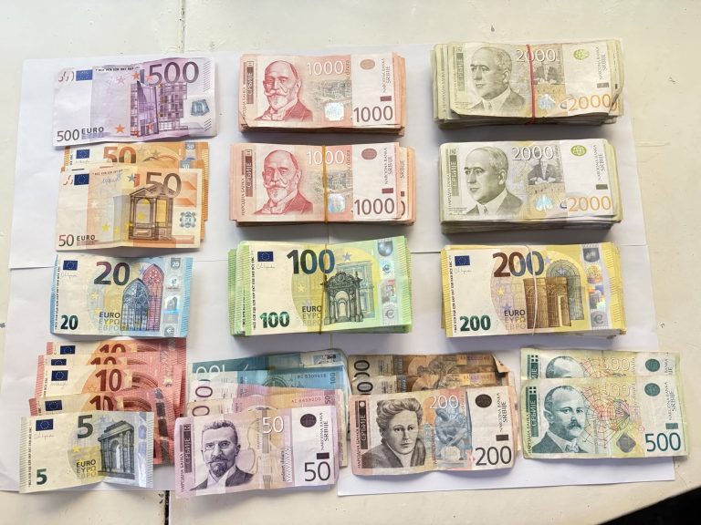 Dogana e Kosovës zbulon mbi 30 mijë euro të padeklaruara në pikën kufitare të Bërnjakut, konfiskohet një pjesë e shumës