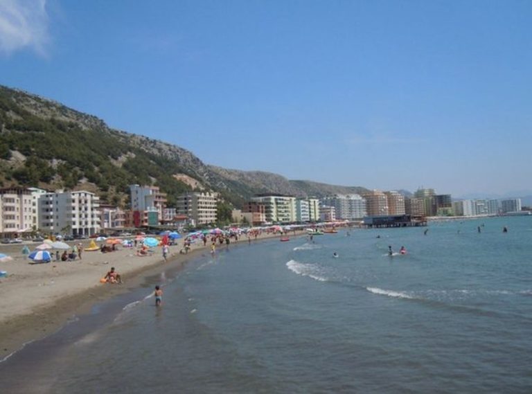 Ngjarje e rëndë në Shëngjin: 4 të rinj merren nga dallgët, dyshohet për viktima