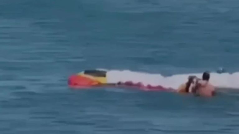 Parashutisti rrëzohet në det gjatë uljes, dy pushues i shpëtojnë jetën