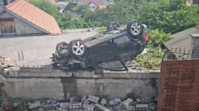 Shoferi ‘fluturon’ me veturë mbi një shtëpi në Bicaj