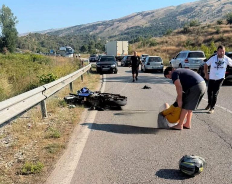Kamioni godet motoçiklistin, i cili humb këmbën pas aksidentit