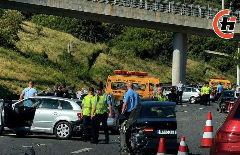 Aksidenti në autostradë, një grua shtatzënë në mesin e 8 të lënduarve