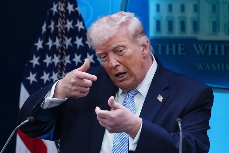 Trump paralajmëron se Amerika do t’i godas urat dhe termocentralet iraniane ‘javën tjetër’