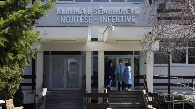 Dyshimet për helmim: 31 pacientë në QKUK, 11 me Salmonellë