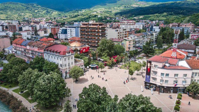 Një person sulmohet me mjet të fortë në Pejë