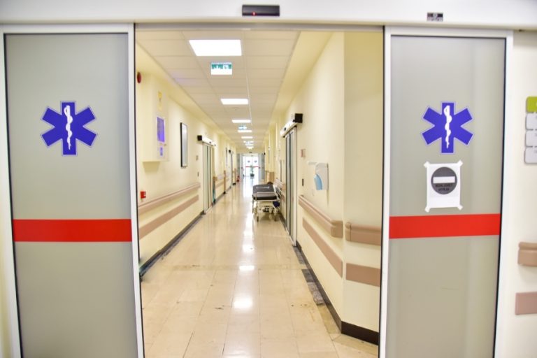 Lëndohet rëndë një punëtor i Kosovamont, dërgohet me urgjencë në QKUK