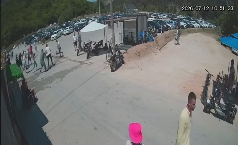 Kukësiani ‘masakron’ me gurë punonjësin te Syri i Kaltër (VIDEO)