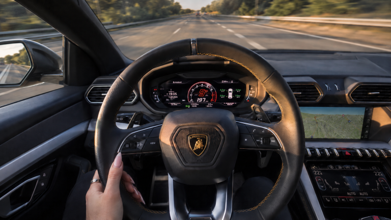 “Bisha” me Lambo dënohet me 300 euro dhe 3 muaj pa leje