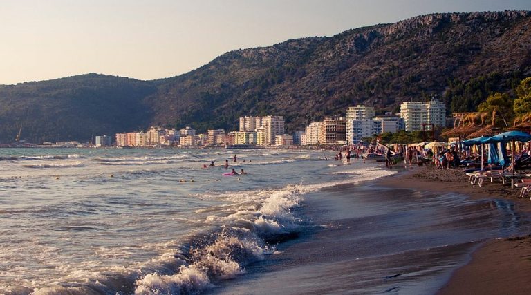 Alarmohet familja kosovare: Vajza 13-vjeçare rrezikon të mbytet në Shëngjin