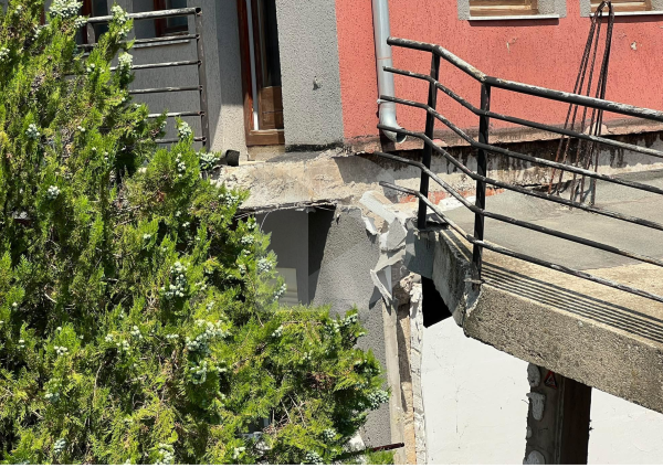 Rrezikon të shembet një shtëpi në Prishtinë, intervenojnë zjarrfikësit dhe policia