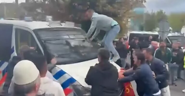 Qytetarët godasin me grushte dhe hipin mbi kombin e Policisë në Hagë (VIDEO)